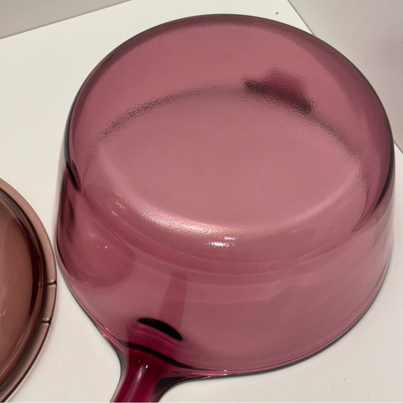 Vintage Vision Corning Pyrex 2.5 L cranberry pot with lid - Picture 5 of 11